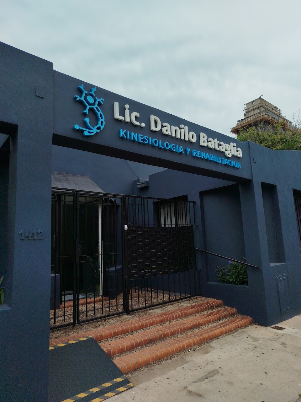 Fachada y cartel de Lic. Danilo Bataglia Kinesiología